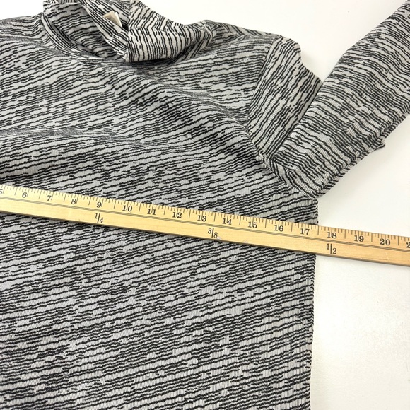Athleta Women’s Sz L Flurry Seamless Turtleneck Long Sleeve Top Black & White - Picture 11 of 14